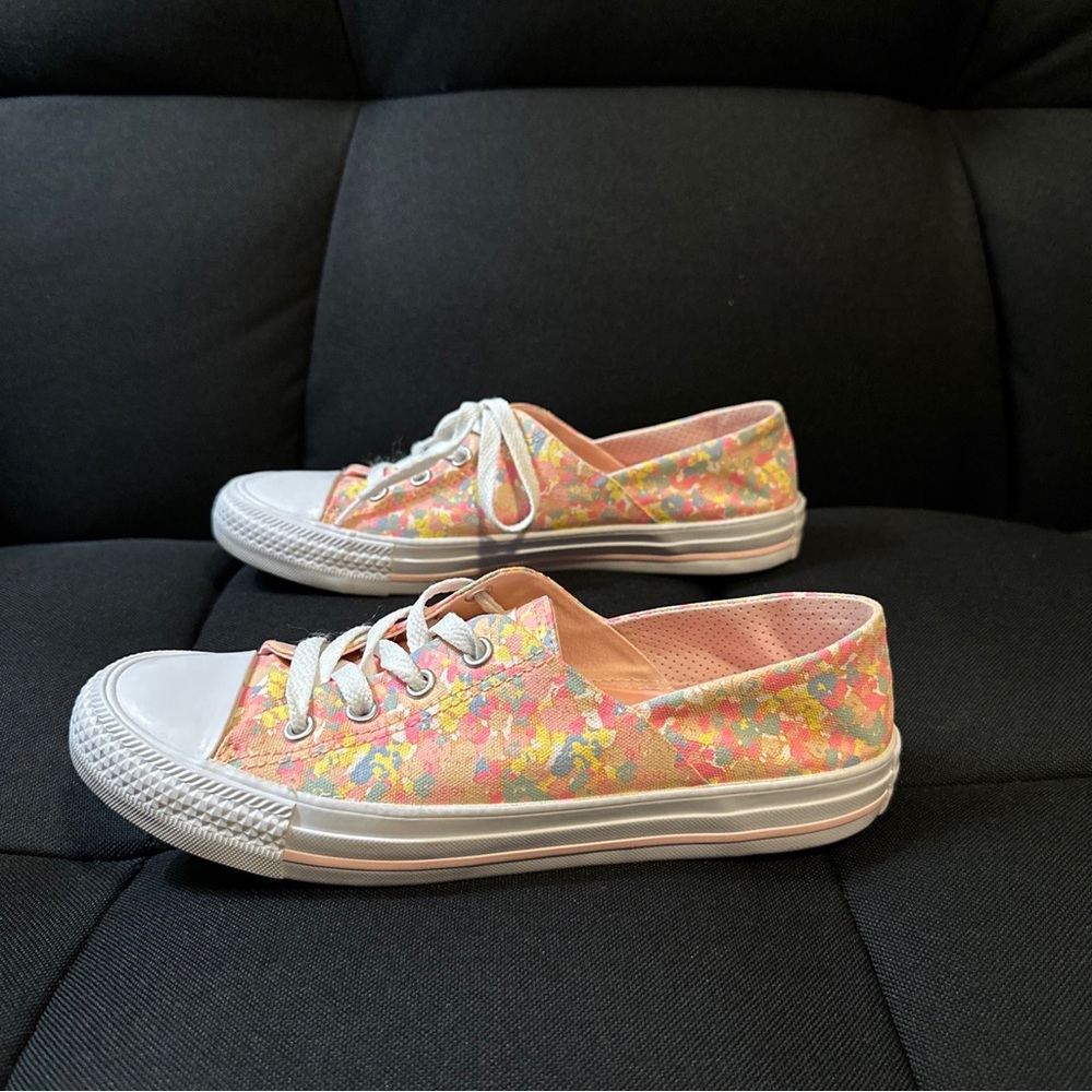 Converse CTAS Coral Ox Sunset Glow Floral Low Top Sneakers Women’s size 7.5 EUC